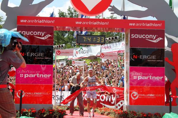 Andreas Raelert vince il Challenge Roth 2011 in 7:41:33