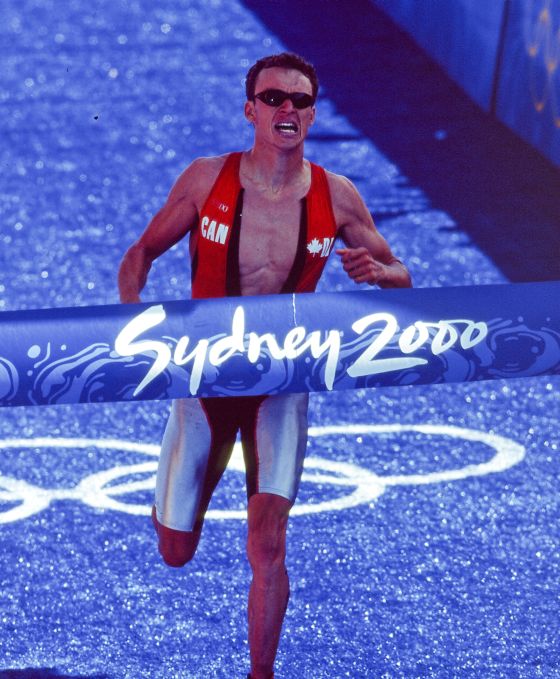 Simon Whitfield vince i Giochi di Syndey 2000 (Foto Juro Honda/ITU Triathlon.org)