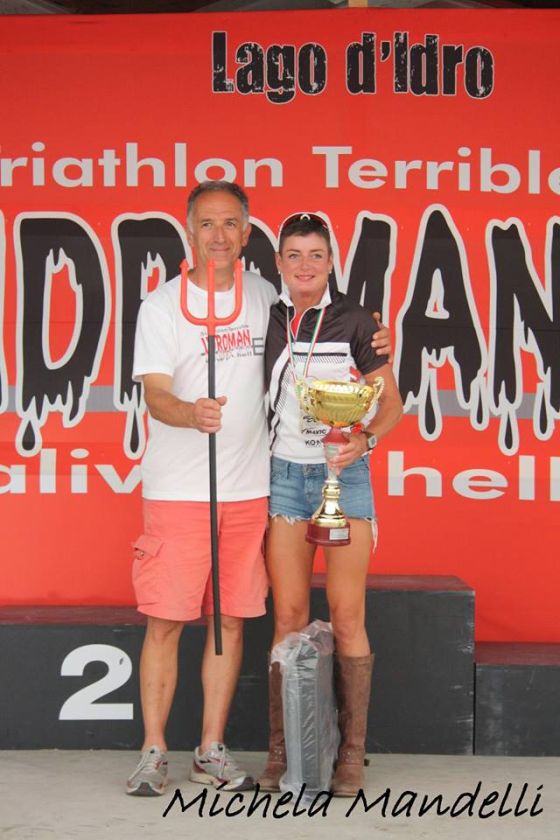 La vincitrice 2013 di Idroman, la britannica Michelle Parsons con l'organizzatore Renzo Straniero