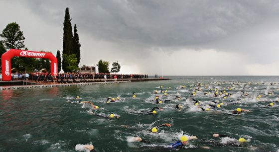 La partenza del Triathlon Internazionale di Bardolino, il più famoso e importante triathlon olimpico d'Italia