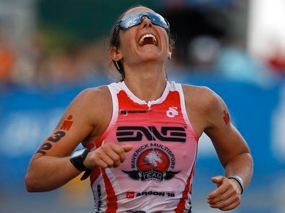 La gioia di Amber Ferreira trionfatrice all'Ironman Lake Placid 2014