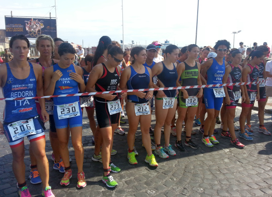 La partenza femminile degli Italiani di Aquathlon 2014 a Napoli (Foto: Dario Nardone/FCZ.it)
