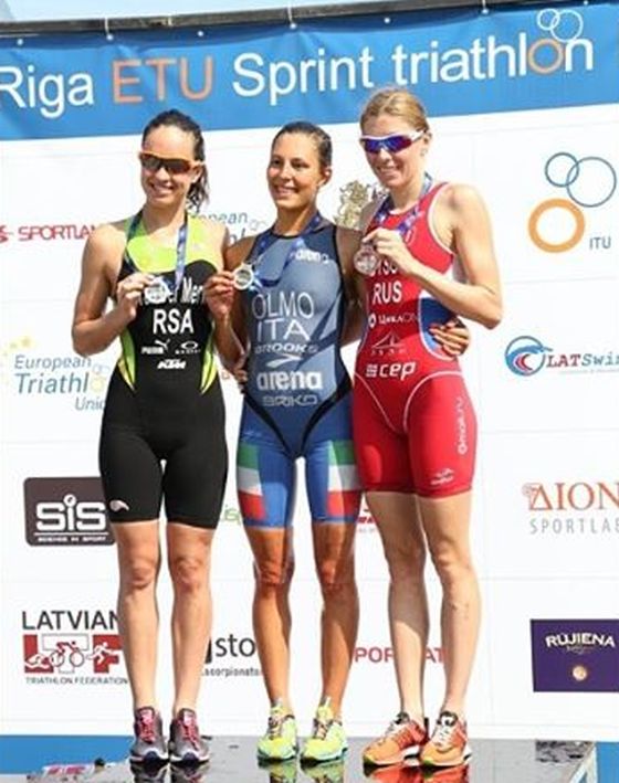 Il podio femminile dell'ETU Triathlon Riga 2014 con Angelica Olmo, vincitrice, al centro