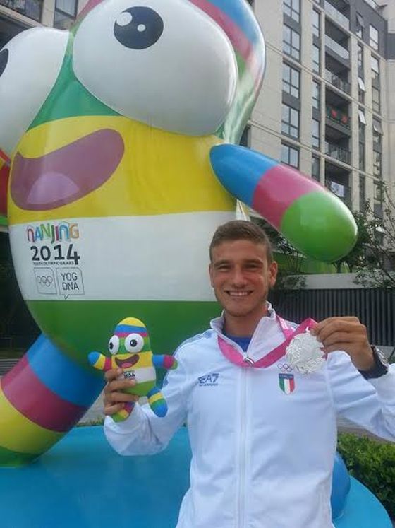 Giulio Soldati mostra il suo argento conquistato alle Olimpiadi Giovanili 2014 di Nanchino