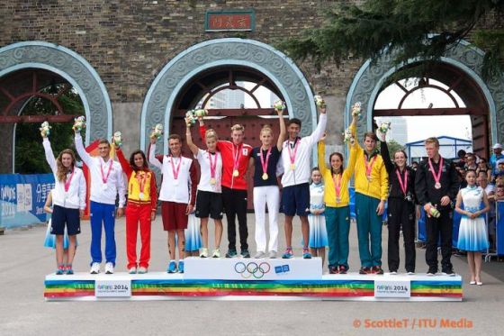 Il podio della staffetta di triathlon alle Olimpiadi Giovanili di Nanchino 2014