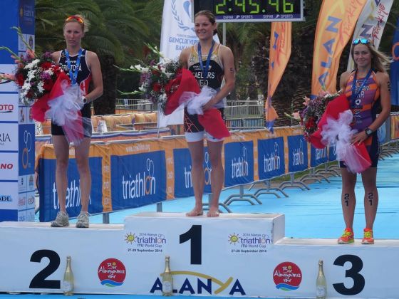 Il podio femminile dell'ITU World Cup Triathlon Alanya 2014