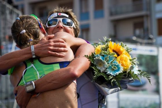 Martina Dogana ed Edith Niederfriniger si abbracciano al termine del 1° Ironman 70.3 Italy (Foto: Salvatore Costa)