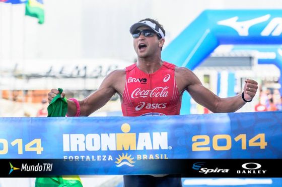 Guilherme Manocchio del Team Bravo Triathlon vince l'Ironman Fortaleza 2014 (Foto: MundoTri - Triathlon)