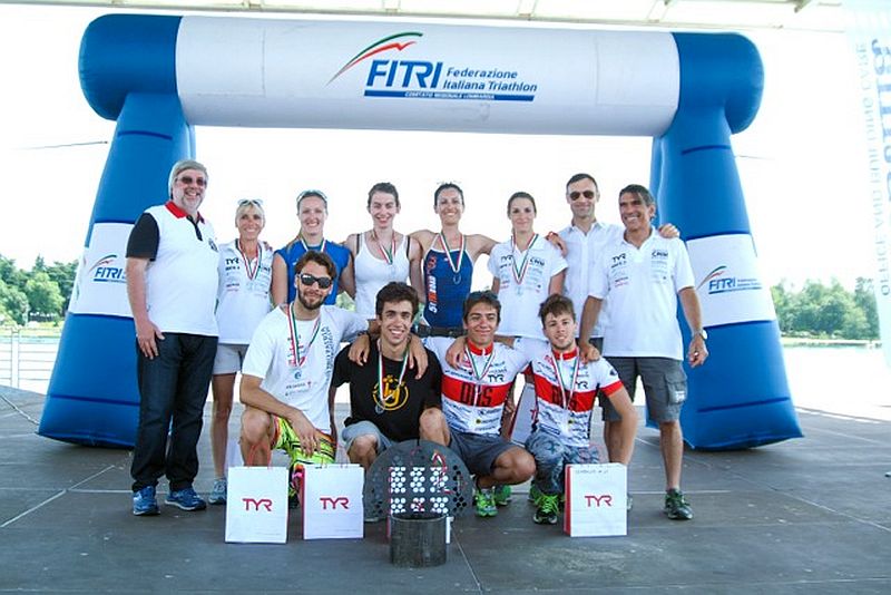 I protagonisti della Combinata che ha premiato i partecipanti più performanti al Triathlon Milano Idroscalo e all'Idraquathlon del 16 e 17 maggio 2015