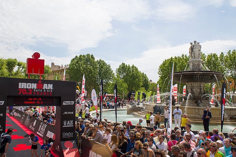 La festa al traguardo dell'Ironman 70.3 Pays d'Aix