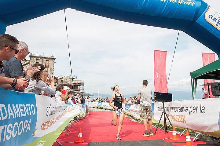 Il Triathlon di Porto Venere del 9 maggio 2015 è vinto da Francesca Ferlazzo