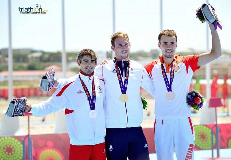 Il podio del triathlon maschile ai Baku European Games: vittoria per il britannico Gordon Benson davanti a Joao Silva e Rostyslav Pevtsov