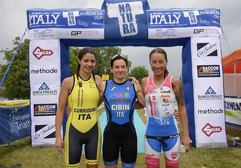 Il podio femminile del TNatura Italy cross triathlon, tricolore di specialità: da sinistra, Elisabetta Curridori, Monica Cibin e Sara Tavecchio
