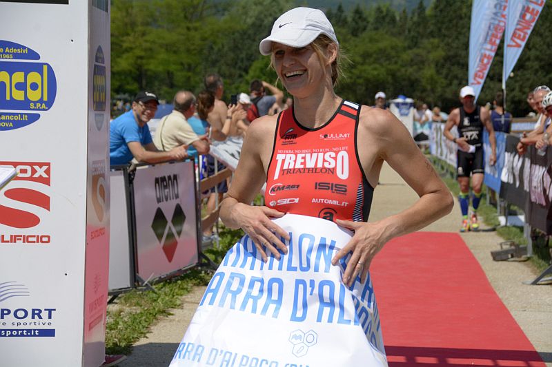 Laura Thomas del Treviso Triathlon vince il Triathlon Farra d'Alpago del 7 giugno 2015