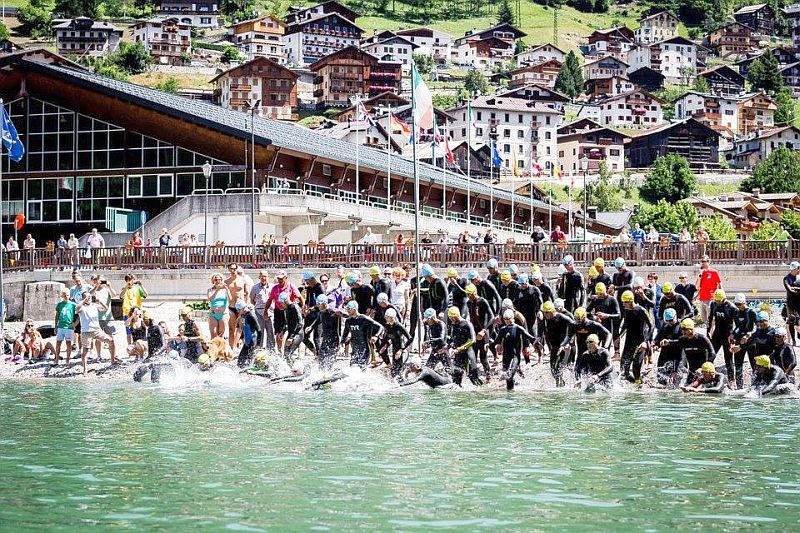 La partenza del Dolomiti Triathlon 2015 nel Lago di Alleghe
