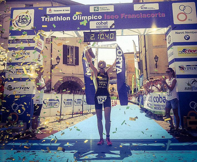 La portacolori delle Fiamme Oro Margie Santimaria trionfa al Triathlon Olimpico di Iseo 2015