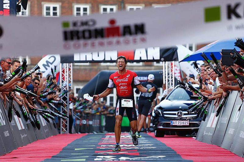L'urlo del trionfo per il brasiliano Guilherme Manocchio che si laurea nuovo re dell'Ironman Copenaghen 2015