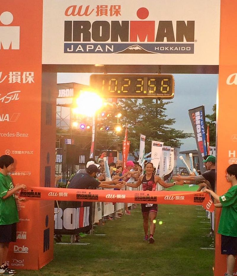 L'arrivo vittorioso per l'alfiere di Taipei Shiao-Yu Li all'Ironman Japan Hokkaido 2015