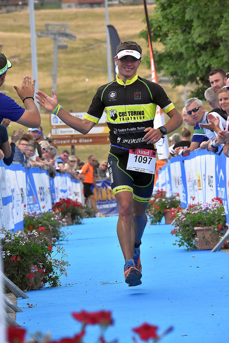 Pierluigi Senor è il primo italiano al traguardo dell'Alpe d'Huez Triathlon Longue distance 2015