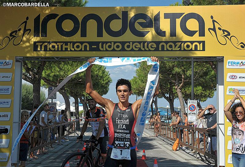 Al traguardo il trionfatore del triathlon sprint Irondelta 2015 è Luca Facchinetti (Foto: Marco Bardella)