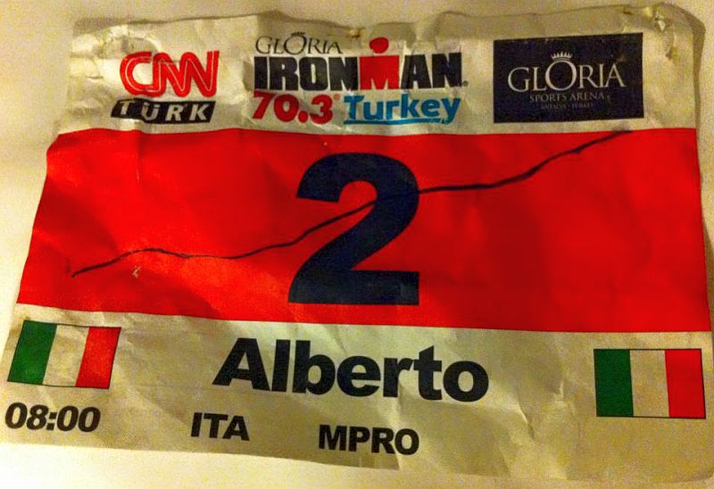 ll pettorale barrato di Alberto Casadei all'Ironman 70.3 Gloria del 25 ottobre 2015