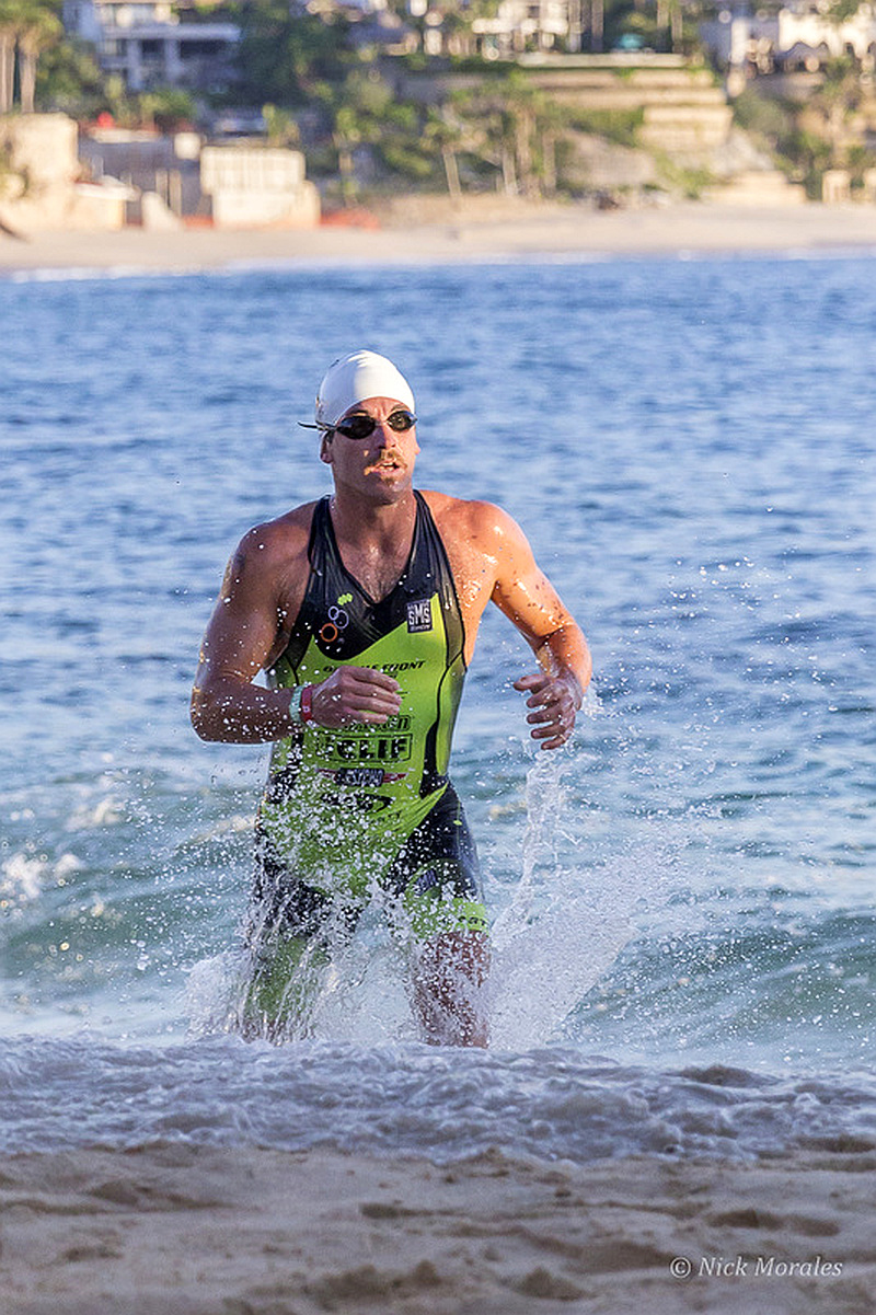 Davide Giardini esce per primo dall'acqua all'Ironman 70.3 Los Cabos 2015
