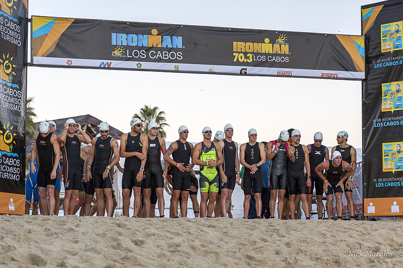 I PRO schierati al via dell'Ironman 70.3 Los Cabos 2015, al centro, body giallo, l'italiano Davide Giardini