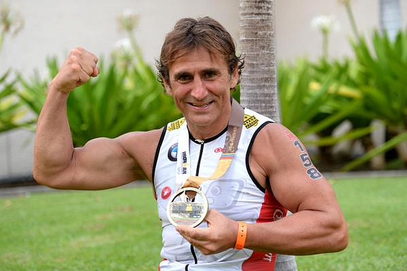 Alex Zanardi mostra la sua medaglia al termine del suo 2° Ironman Hawaii del 10 ottobre 2015