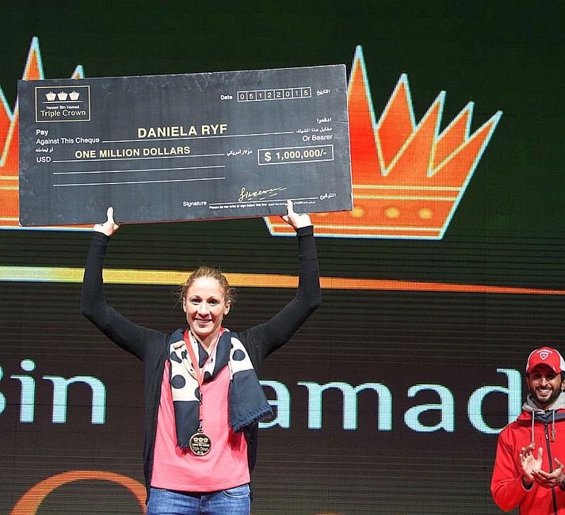 Daniela Ryf mostra il suo pesante assegno da 1 milione di dollari della Triple Crown alla cerimonia delle premiazioni dell'Ironman 70.3 Bahrain 2015