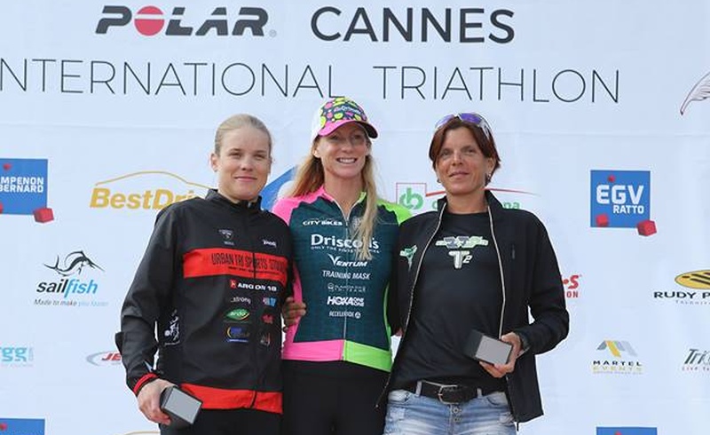 Il podio femminile del Cannes International Triathlon 2016 vinto da Leanda Cave