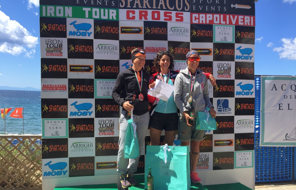 Il podio femminile dell'Iron Tour Cross Triathlon 2016 vinto da Eleonora Peroncini