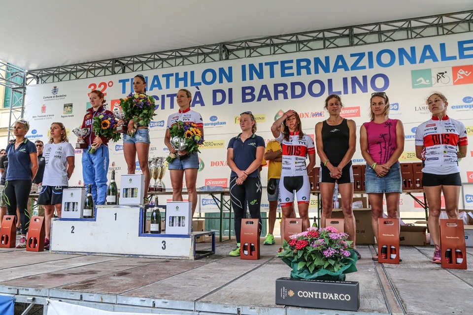 Il podio femminile del Triathlon Internazionale di Bardolino 2015 (Foto: Andrea Schilirò)