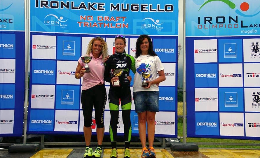 Il podio femminile dell'Ironlake Mugello triathlon sprint 2016 vinto da Myriam Grassi
