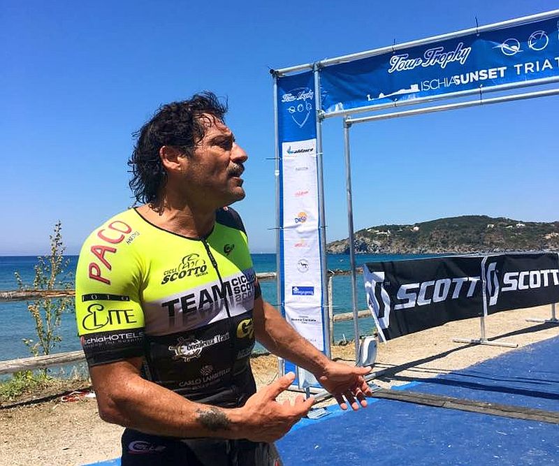 Il paratriatleta ischitano Gianni Sasso protagonista all'Ischia Sunset Triathlon 2016