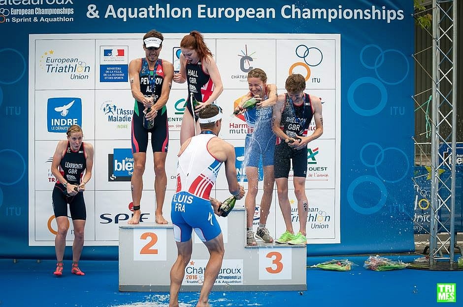 Il podio degli Europei di triathlon sprint 2016 di Chateauroux vinti da Lucy Hall e Vincent Luis