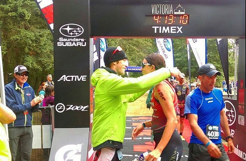 Heather Wurtele vince l'Ironman 70.3 Victoria 2016 e viene accolta al traguardo dal marito Trevor giunto 2°