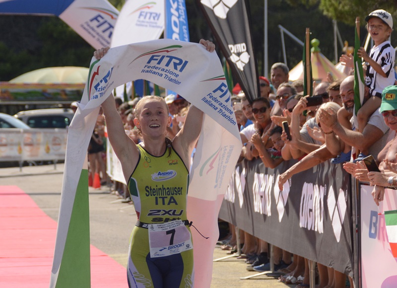 Il trionfo a Caorle di Verena Steinhauser, nuova campionessa italiana di triathlon olimpico 2016 (Foto: Massimo Pizzolato)