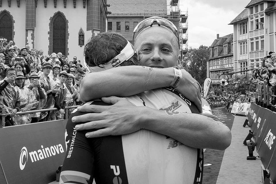 L'abbraccio tra Sebastian Kienle e Andi Boecherer a Francoforte, al termine dell'Europeo Ironman Germany 2016