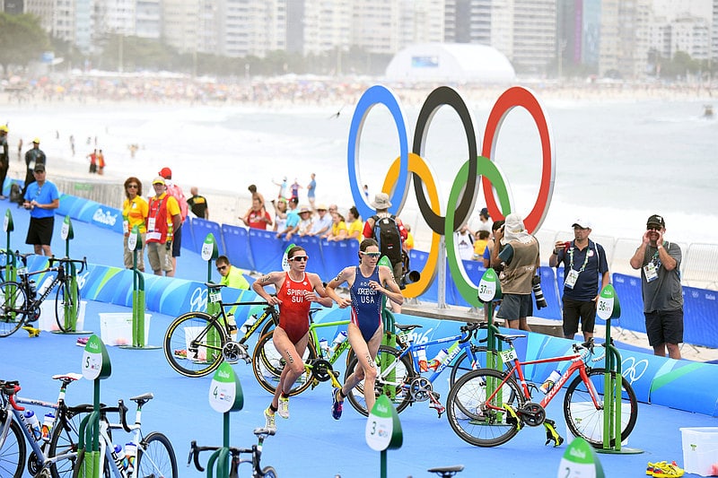 Il fantastico duello nel triathlon di Rio 2016 tra Nicola Spirig e Gwen Jorgensen (Foto: International Triathlon Union / Delly Carr)