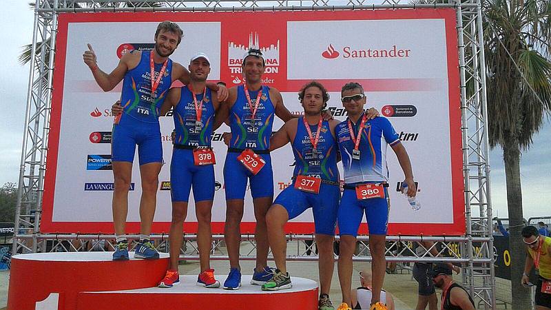 Sul podio del Barcelona Triathlon 2016, i cinque moschettieri del team calabrese Triathlon Motivation