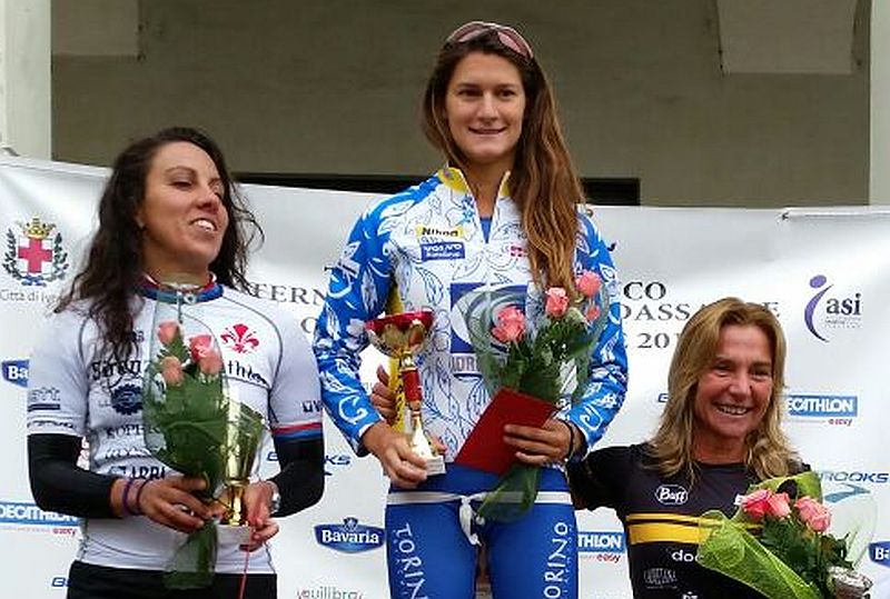 Silvia Visaggi sul gradino più alto del podio del Triathlon di Baldassarre 2016