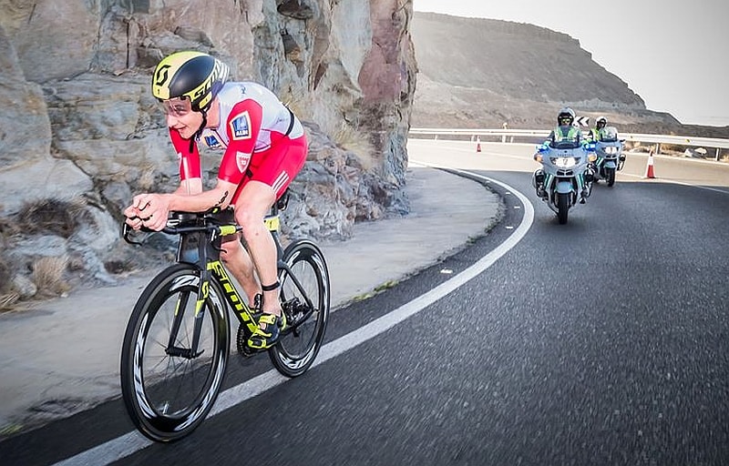 Alistair Brownlee "in posizione" nella dura frazione bike del triathlon 113 Challenge Mogan Gran Canaria 2017