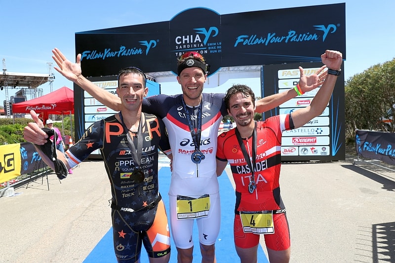 Il podio maschile del Chia Sardinia Triathlon 2017: Jan Frodeno, Alberto Casadei, Jonathan Ciavattella (Foto: Giancarlo Colombo)
