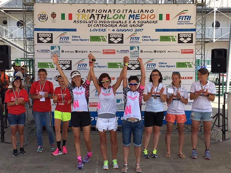 Il podio squadre femminile degli Italiani di Triathlno Medio 2017 vinti dalle Woman Triathlon Italia