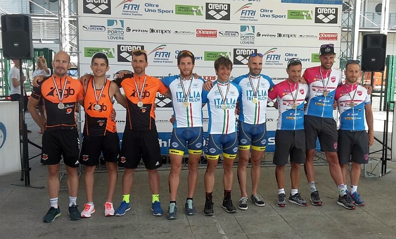 Il podio squadre maschile degli Italiani di Triathlno Medio 2017 vinti dal Torino Triathlon