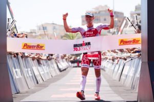 Il campione francese Cyril Viennot vince il 7° Ironman 70.3 Italy a Pescara (Foto ©AlexCaparros/Getty Images for IRONMAN)