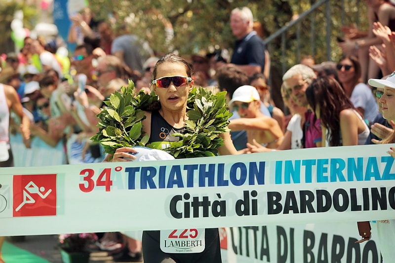 La francese del 707 Triathlon Mathilde Gautier vince il 34° Triathlon Internazionale di Bardolino (Foto ©Marco Bardella)