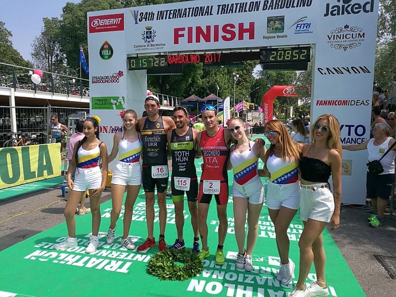 Il podio maschile del 34° Triathlon Internazionale di Bardolino vinto da Tamas Toth