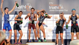 I top 3 maschili e femminili festeggiano sul podio della Tiszaujvaros ITU Triathlon World Cup 2017 (Foto ©ITU / Janos Schmidt)