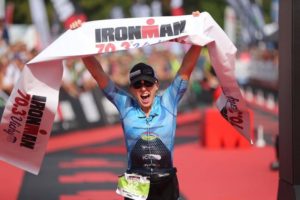 Jocelyn McCauley detta legge e si aggiudica l'Ironman 70.3 Vichy 2017 (Foto ©TRIMAX TRIATHLON MAGAZINE)